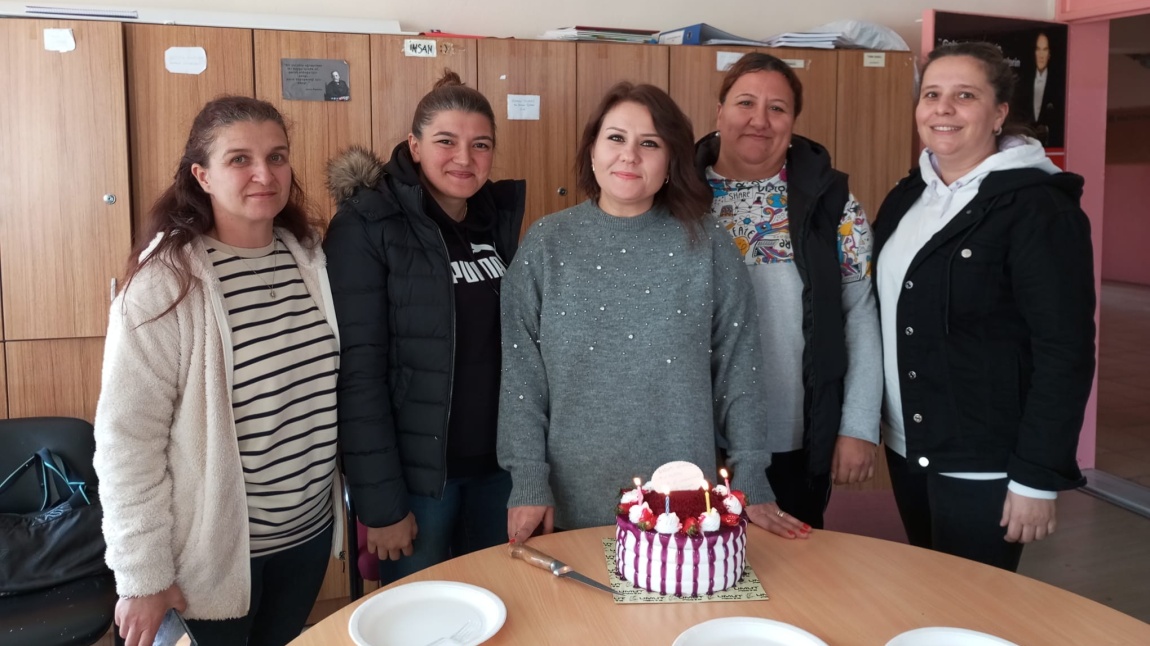 Okul Aile Birliğimizden Merve Öğretmenimize Doğum Günü Sürprizi